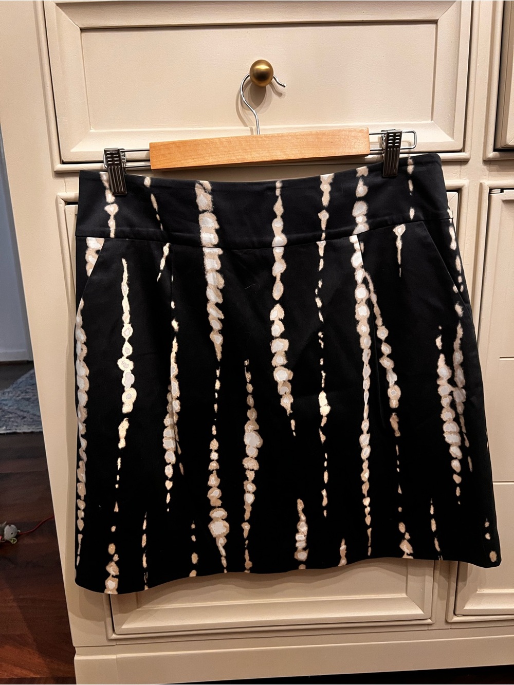 Ann Taylor Black Skirt with Cream Tie-Dye Design Sz 8P